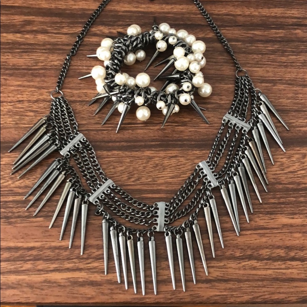 Spiky gunmetal necklace with spiky bracelet